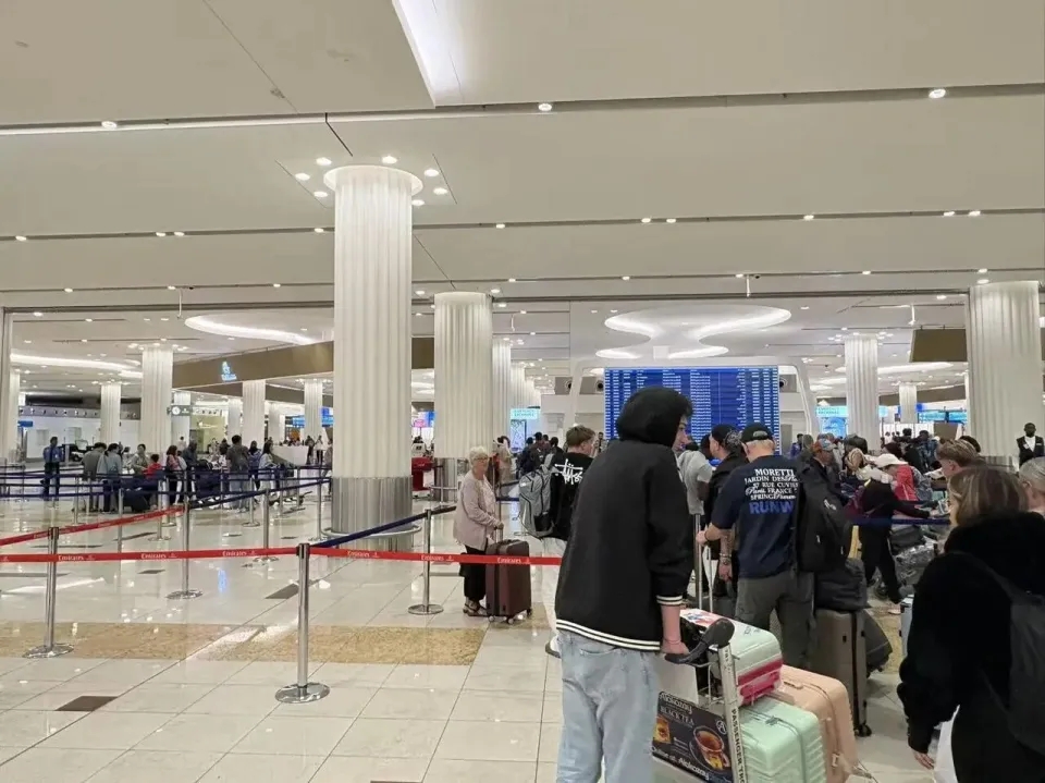 杜拜國際機場,王先生過安檢前在通道等候。 潮新聞 杜拜國際機場,王先生過安檢前在通道等候。 潮新聞