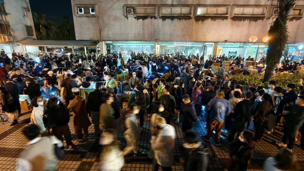 多名熱心市民帶同大量物資到廣福商場平台派發。