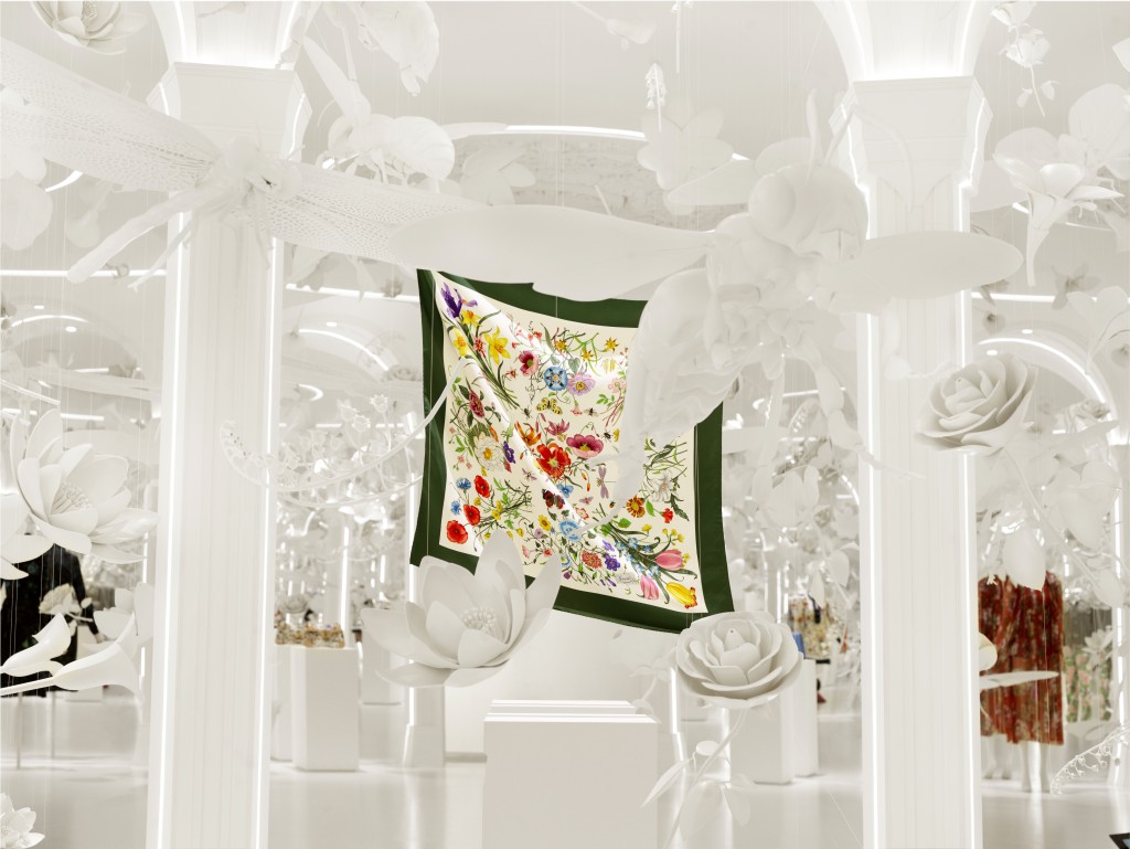 清新的白色空间，正是将Flora图案故事活现眼前的「伊甸园」展区。 在伦敦展览中特别设计的「升降房间」。