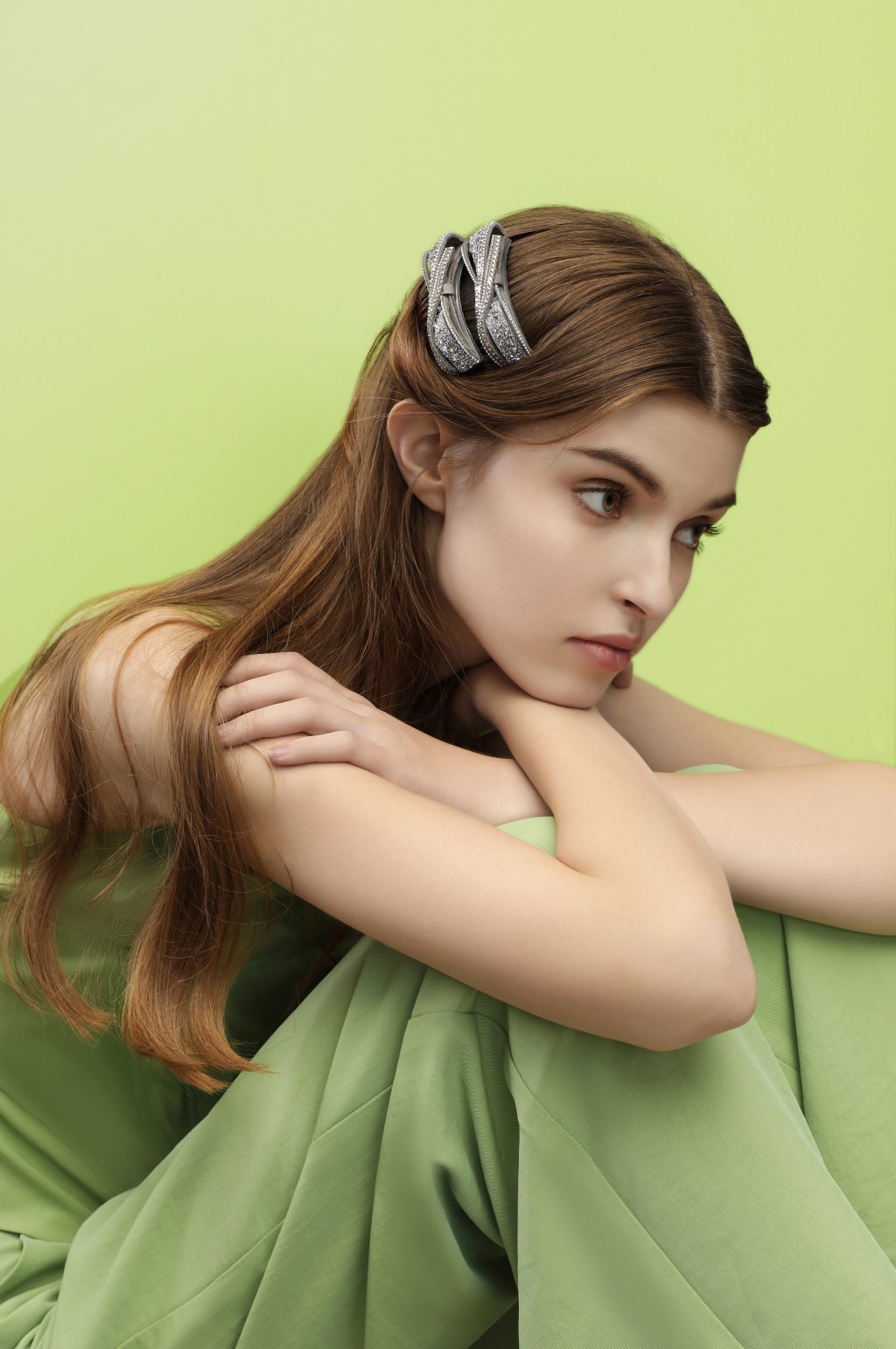 以現代手法重新演繹經典的絲帶蝴蝶結頭飾，採用小羊皮製作，飾以大小不一的的歐洲水晶，高貴優雅。