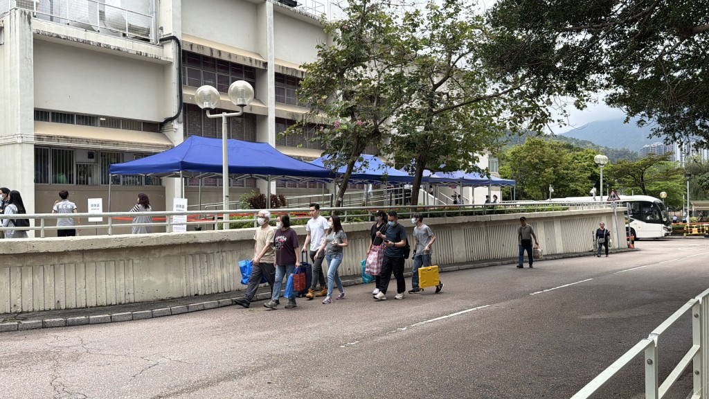 有居民一早已到达广福社区会堂登记处,以便登记后上楼。 有居民一早已到达广福社区会堂登记处,以便登记后上楼。