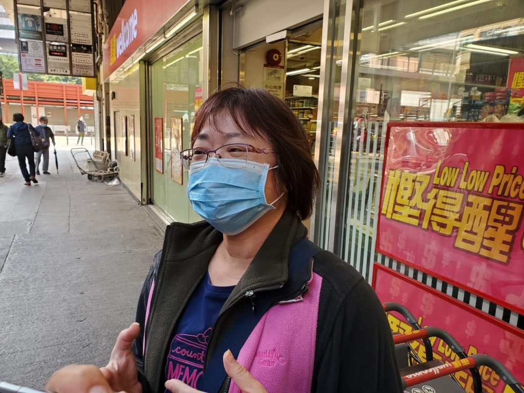 市民陳女士說「廁紙又唔係貴價野,搶左都唔賣得貴啦。」。