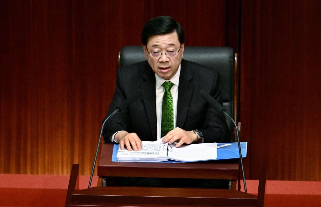 李家超再到立法會回應施政報告內容。資料圖片