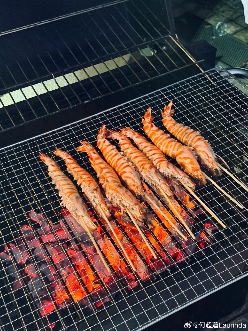 何超蓮家的BBQ派對上，烤得金黃的大蝦令人垂涎欲滴。