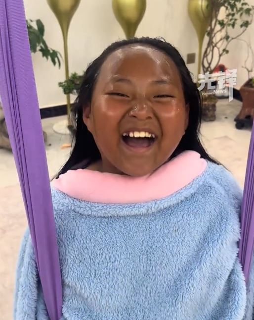 軒梓在泰國游水3日曬成「朱古力」成為網上熱話。