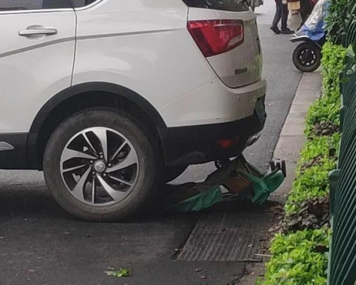 一輛私家車懷疑因司機下車時未有拉上手制,導致車子溜後將一架嬰兒車撞倒碾壓。 網上圖片