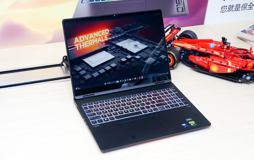 HP OMEN MAX 16配備16吋2.5K OLED螢幕,支援240Hz更新率。
