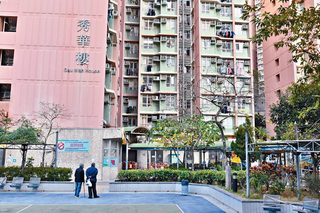 一名92歲老翁在秀茂坪邨秀華樓一單位內進食湯圓時疑鯁喉後暈倒，送院後不治。