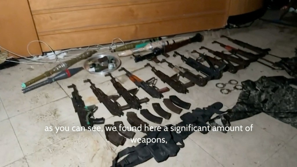 以军检获的武器包括多把枪械。路透社