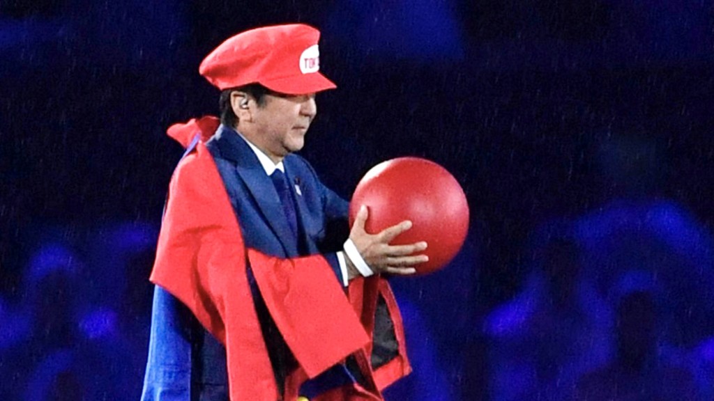 2016年，時任日本首相安倍晉三扮瑪利歐 亮相巴西奧運閉幕接棒。 美聯社資料圖