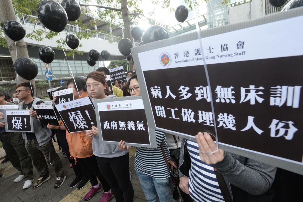 參行人士手持黑色氣球。