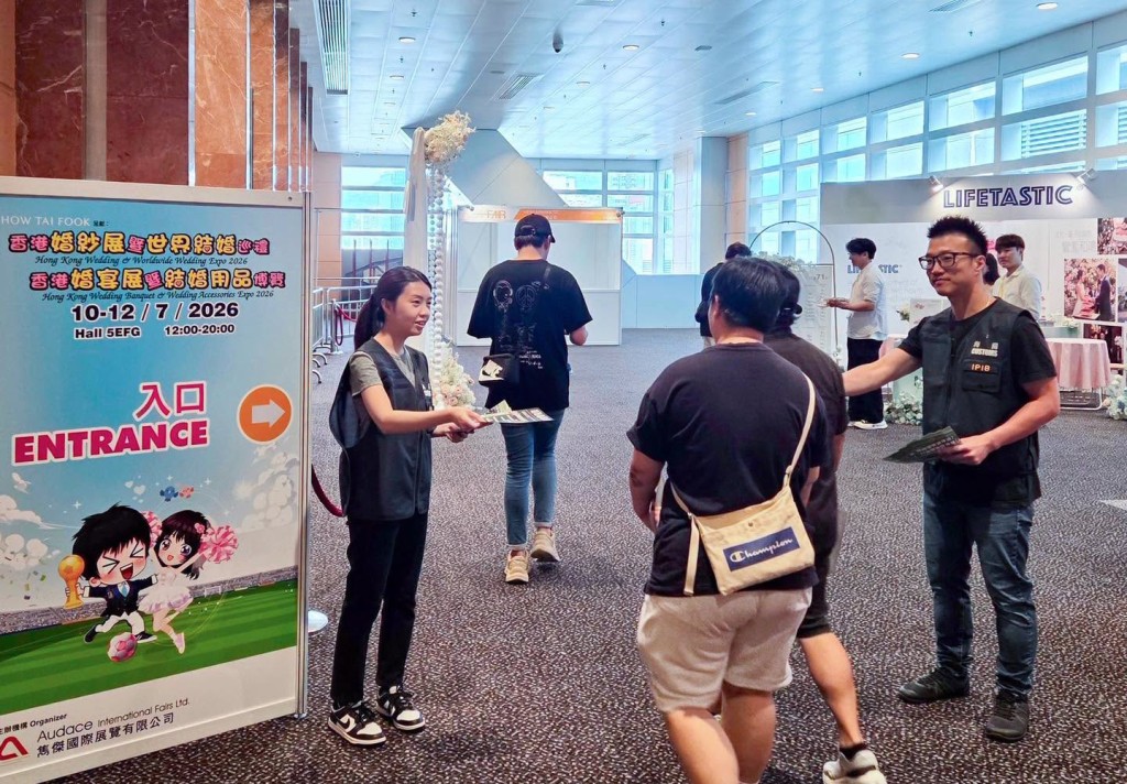 海關宣傳隊向出席婚展的市民派發宣傳單張。香港海關FB圖片