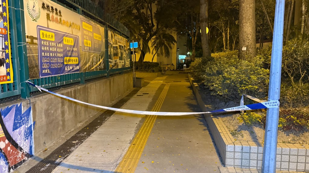 警方在現場設封鎖範圍調查。 警方在現場設封鎖範圍調查。