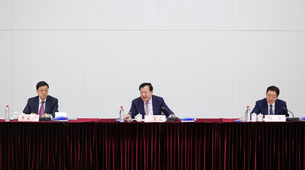 6月22日,中央港澳工作辦公室主任、國務院港澳事務辦公室主任夏寶龍(中)與十八區區議會主席和區議員代表舉行座談會,聽取地區工作匯報。行政長官李家超(左)和中聯辦主任周霽(右)亦有出席。 6月22日,中央港澳工作辦公室主任、國務院港澳事務辦公室主任夏寶龍(中)與十八區區議會主席和區議員代表舉行座談會,聽取地區工作匯報。行政長官李家超(左)和中聯辦主任周霽(右)亦有出席。