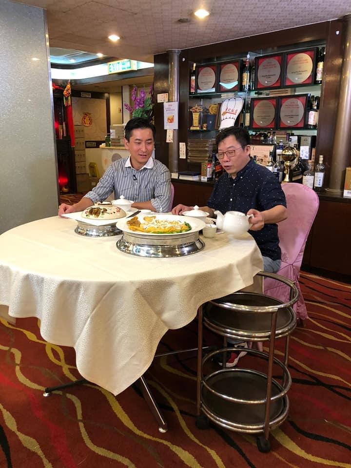 Henry搵來范振鋒幫手為『全港優質品牌巡禮』拍片介紹商戶。