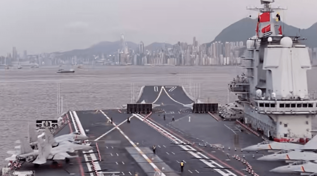 山東艦主要搭載的艦載機是殲-15戰鬥機和殲-15T彈射型艦載戰鬥機,亦有艦載直昇機、運輸機、警戒機、反潛機、搜救直昇機等。 山東艦主要搭載的艦載機是殲-15戰鬥機和殲-15T彈射型艦載戰鬥機,亦有艦載直昇機、運輸機、警戒機、反潛機、搜救直昇機等。