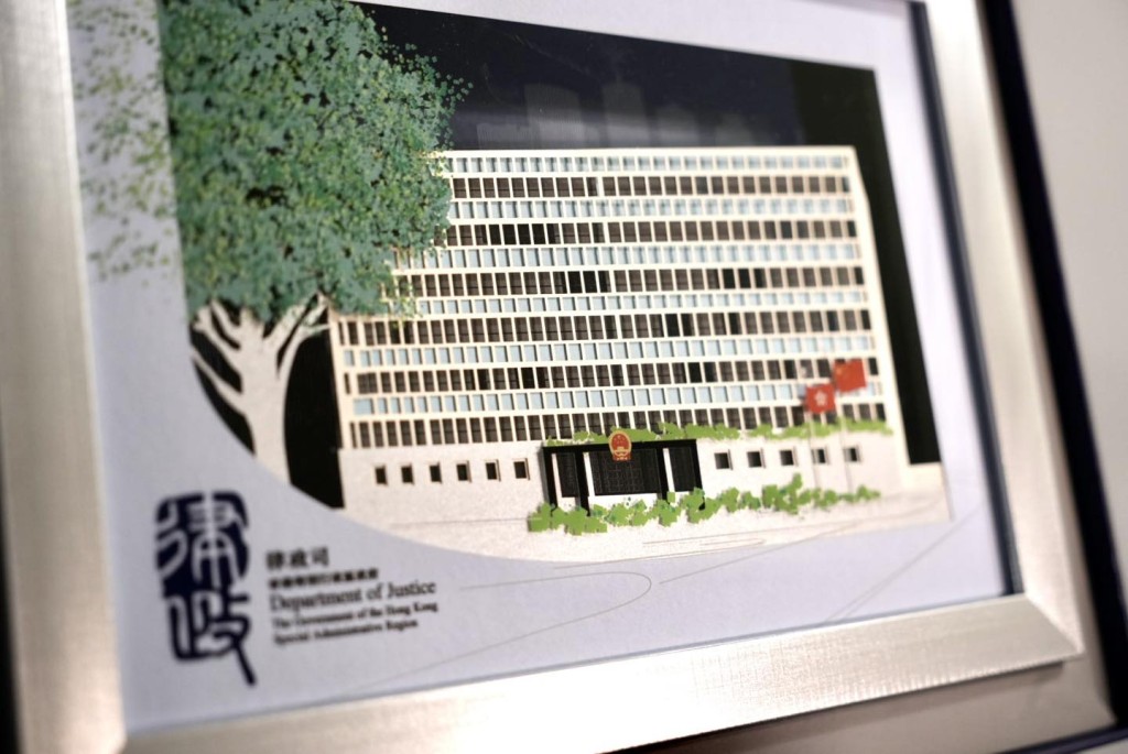 林定國準備以律政中心為主題的紙藝紀念品，送給到訪的中東朋友。林定國facebook圖片