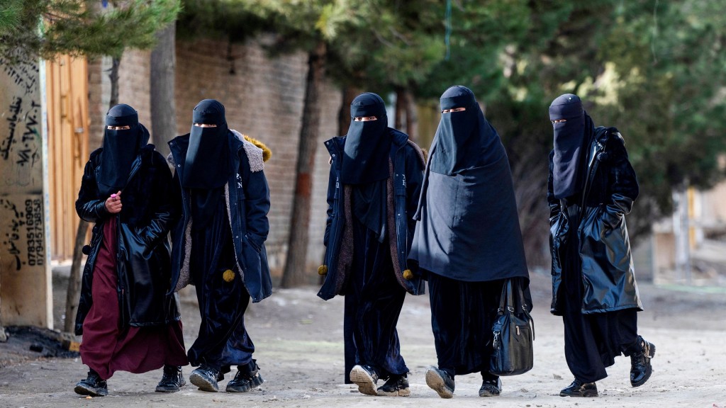 阿富汗女性穿尼卡布（niqab）外出。 法新社