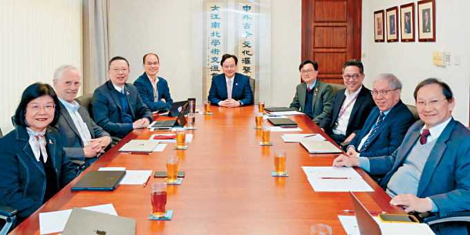 中大新任校長盧煜明（中）上任至今逾一周，中大昨發放他與管理團隊開會的相片。