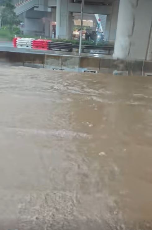 青山公路荃灣段水浸。fb屯門公路塞車關注組影片截圖