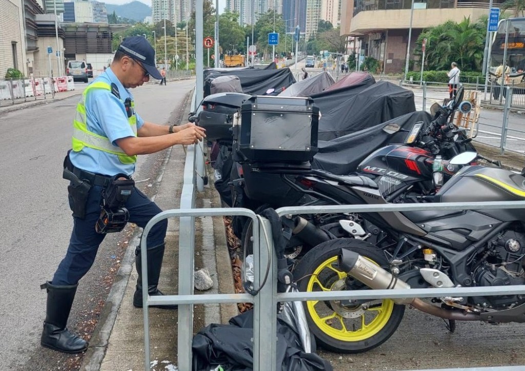 警方昨日在沙田區內進行交通日，主力打擊於區內車輛造成交通阻塞行為、行人不依交通燈號橫過馬路及單車違例事項等。警方提供