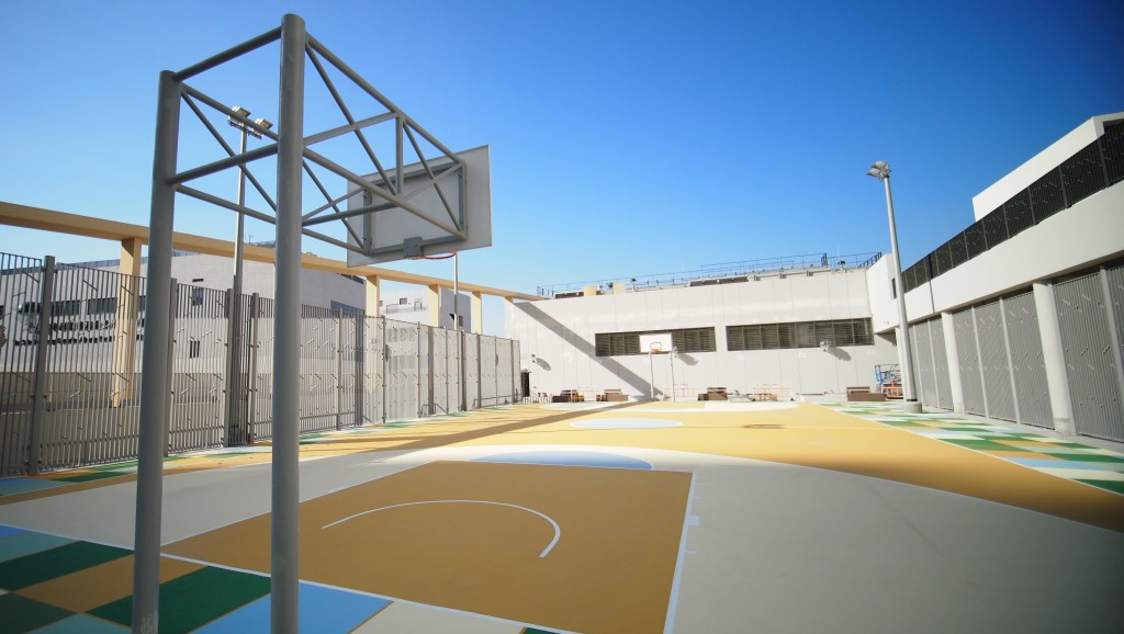 位於皇后山公共交通總站頂部平台上的籃球場。