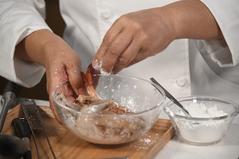 生粉可令虾更易煎香又不黏镬。 生粉可令虾更易煎香又不黏镬。