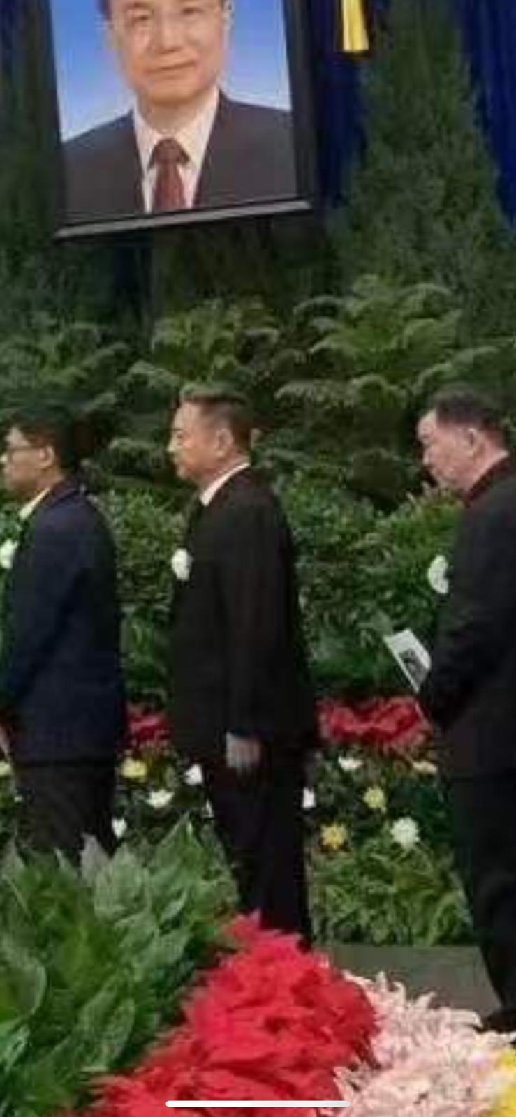 李小鵬(中)排隊等候向與李克強遺孀程虹致哀。