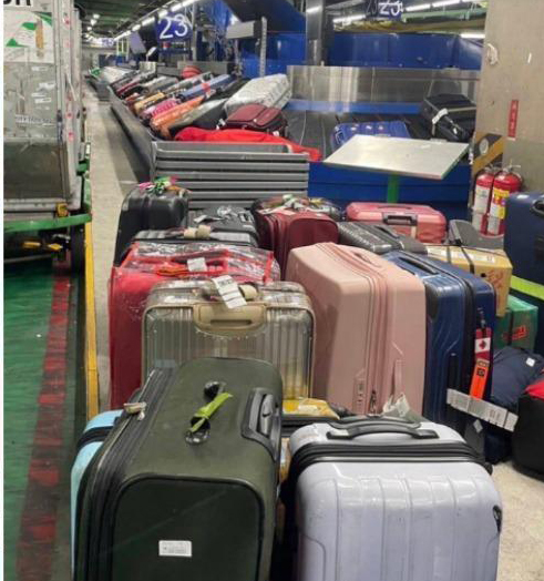 因地勤员工集体临时请假，积压大量行李。网图