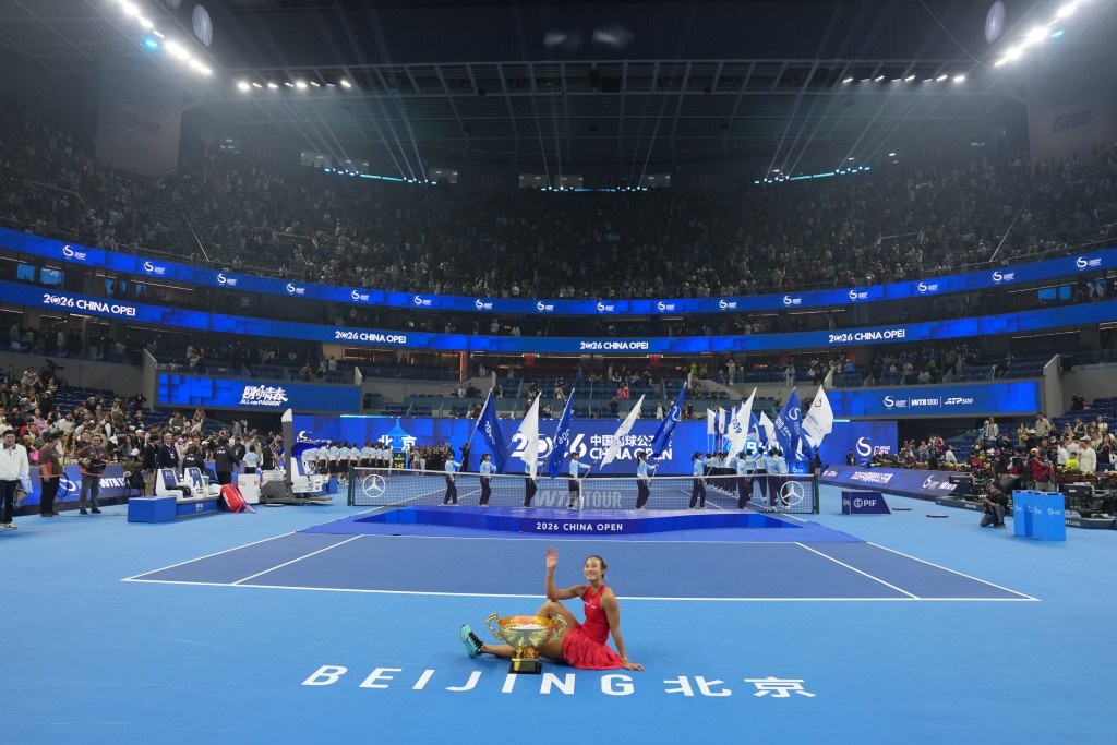 郑钦文成为首位赢得这项 WTA1000 赛事冠军的本土球员。新华社