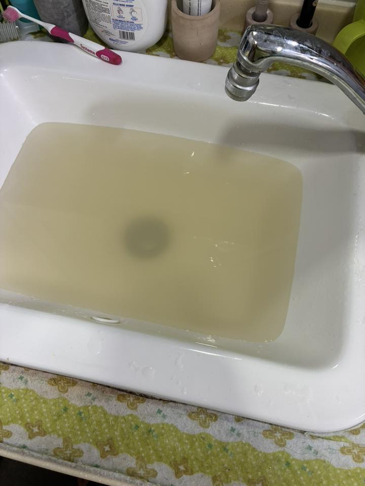 粉嶺今日有多名居民表示食水非常污濁,從水龍頭流出的食水如呈現微黃色。網上圖片 粉嶺今日有多名居民表示食水非常污濁,從水龍頭流出的食水如呈現微黃色。網上圖片