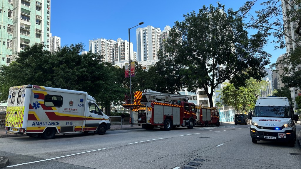 消防車及救護車到場戒備。梁國峰攝