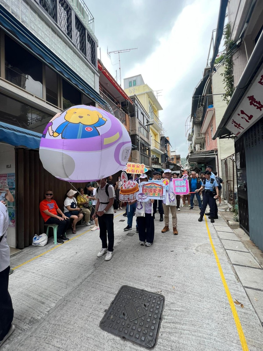 國家安全動漫畫系列主角「保安熊仔」及「安仔」乘坐「國安號」的宣傳氣球「升空」 國家安全動漫畫系列主角「保安熊仔」及「安仔」乘坐「國安號」的宣傳氣球「升空」