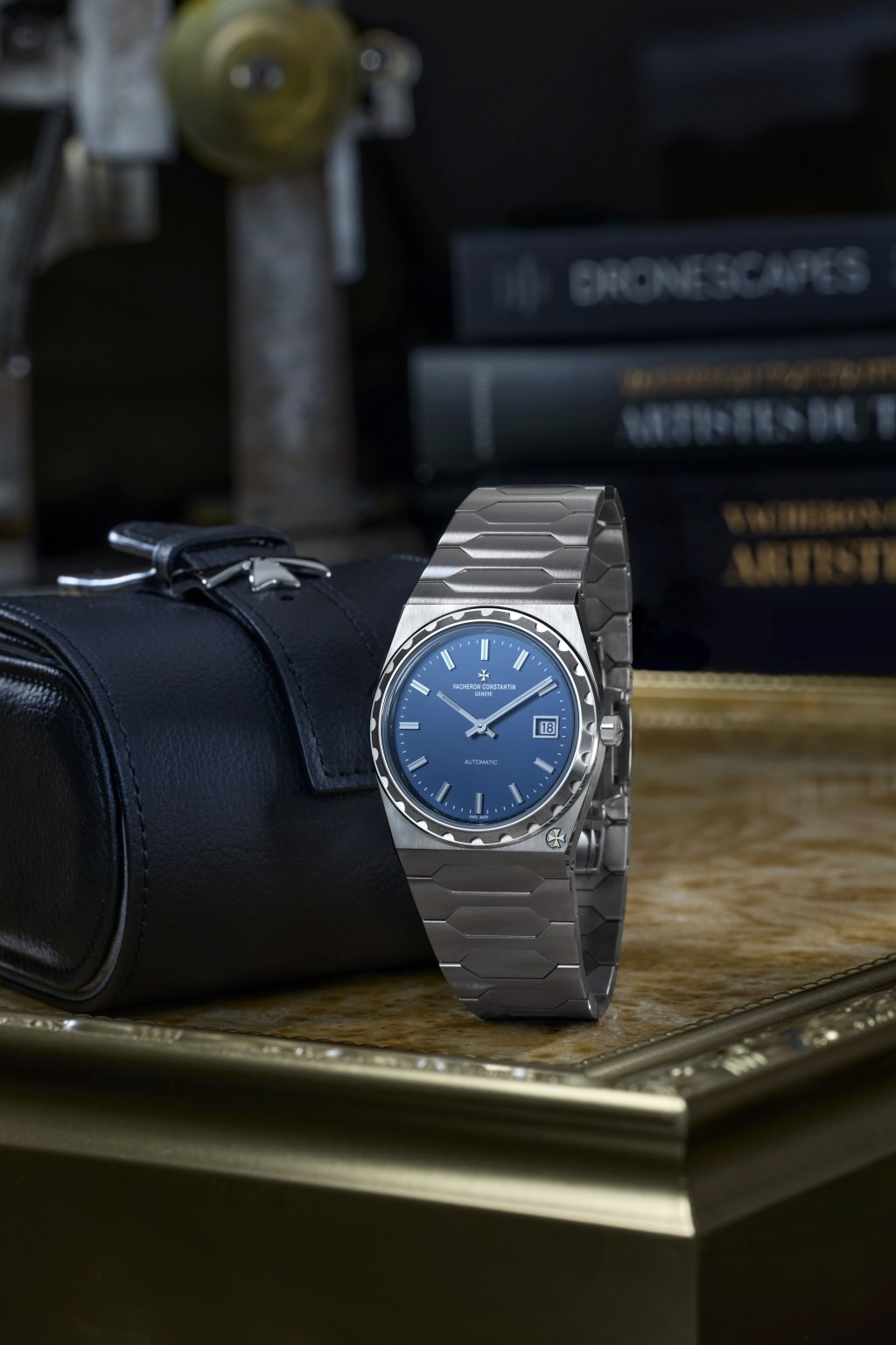 Historiques 222腕錶 - 錶殼：37mm/精鋼；機芯：2455/2自動上鏈 ；售價：$256,000。