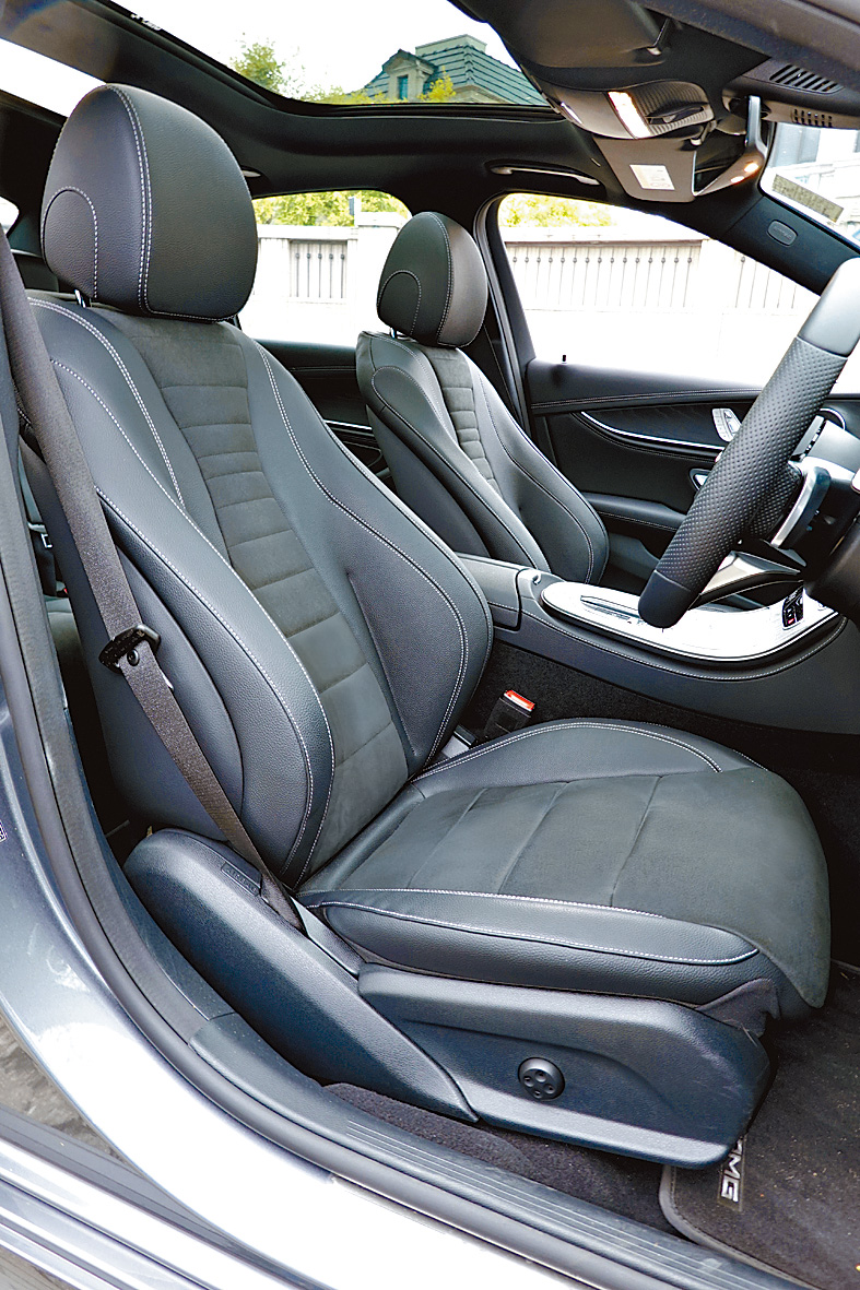 前排仿桶座椅剪裁講究，包裝貼服。