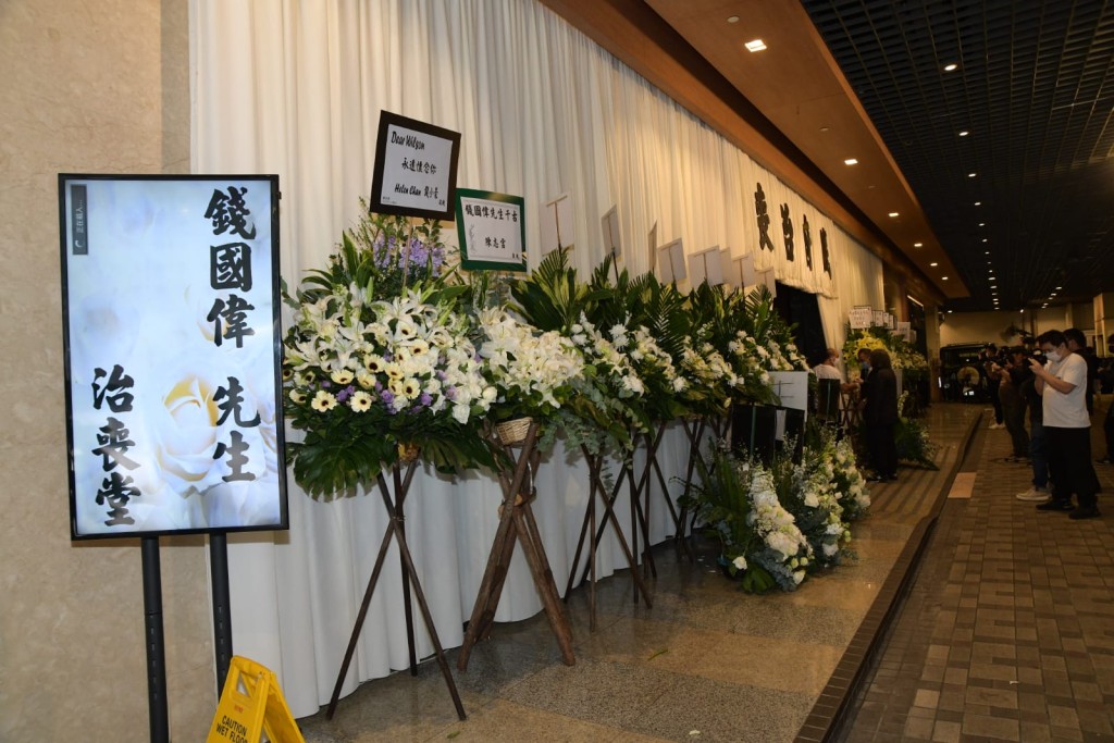 靈堂一片花海。