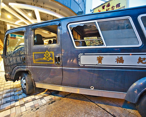 起火靈車被擊毀車窗散煙。