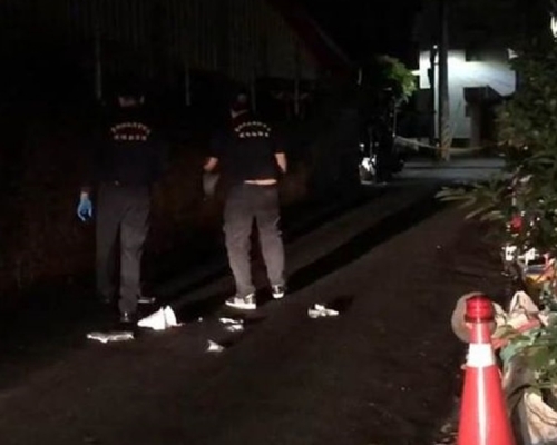 警方在兇案現場調查。中時