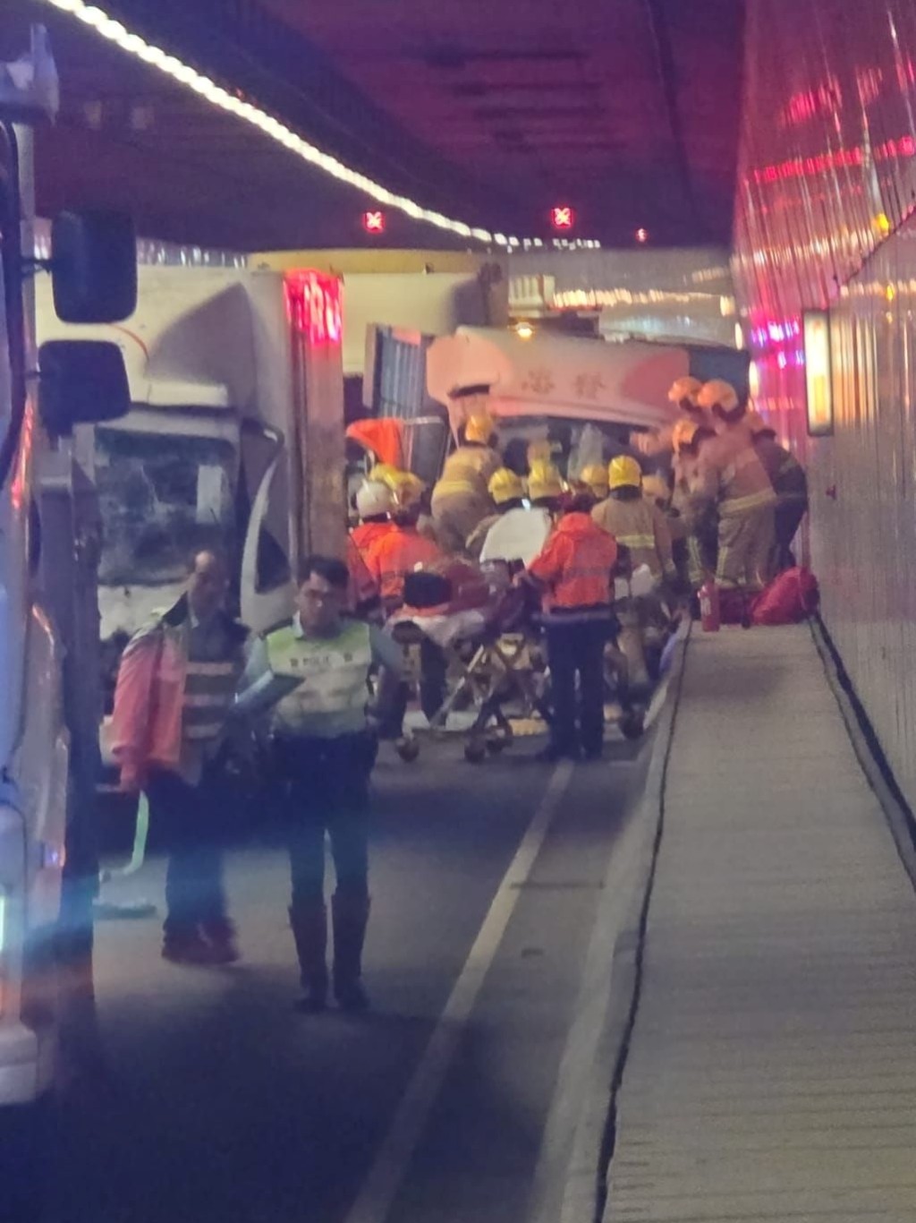 消防趕至救援。FB：Joe Chiu@車cam L（香港群組）