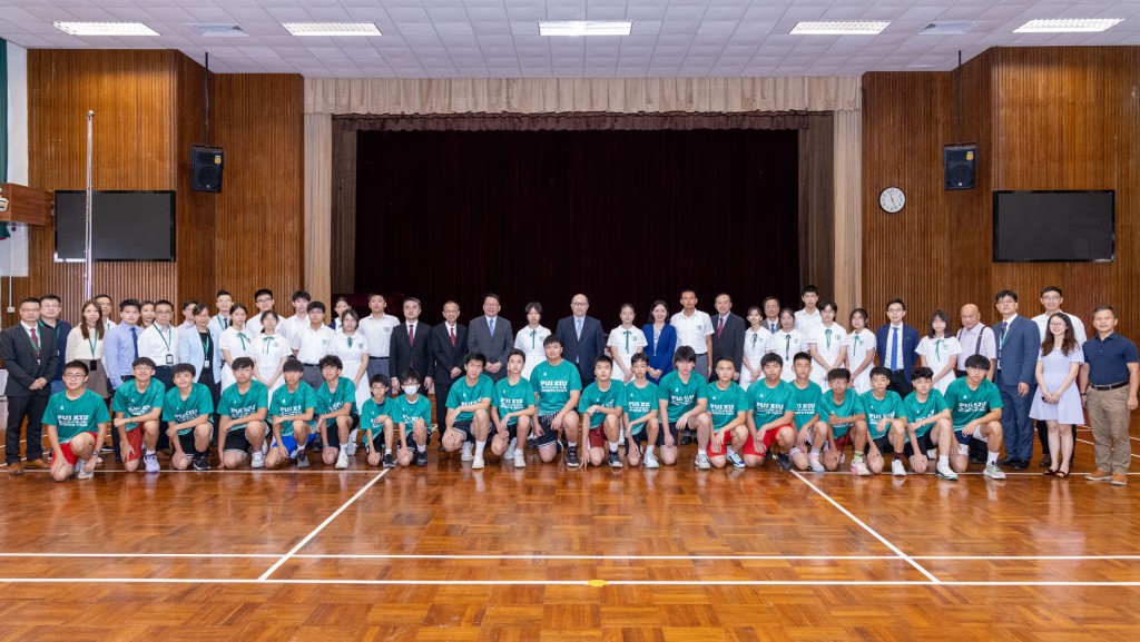 宣讀習近平主席回信後，中聯辦主任鄭雁雄與現場嘉賓和師生代表合影。中聯辦網站圖片