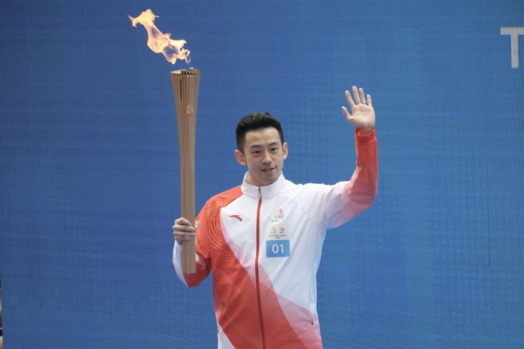 第一棒火炬手黃鎮廷上台點燃,傳遞儀式正式開始。陳浩元攝 第一棒火炬手黃鎮廷上台點燃,傳遞儀式正式開始。陳浩元攝