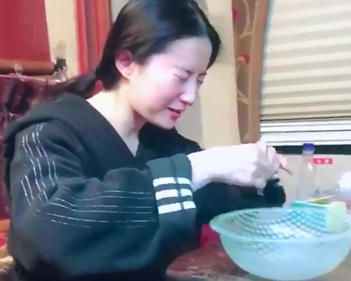 清潔完後就用毛巾抹乾面部。