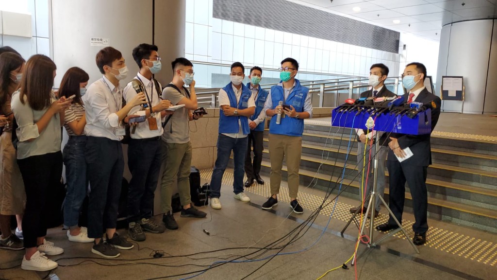 警方交代案情。