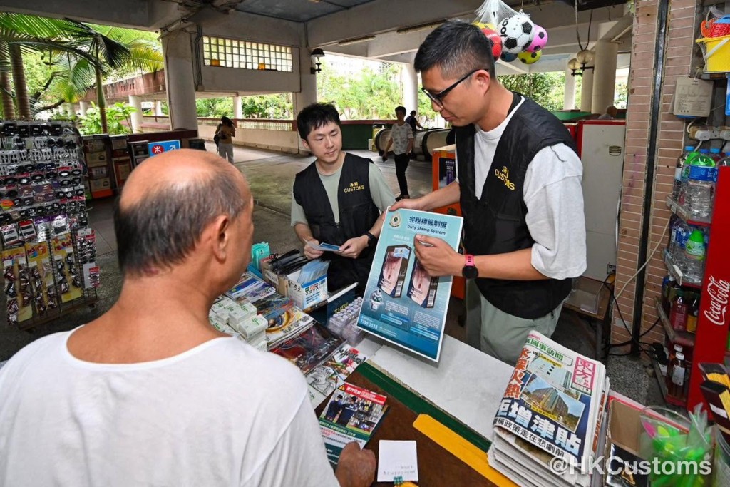 海關人員亦向報販及香煙零售商販介紹香港將施行的完稅標籤制度。 海關人員亦向報販及香煙零售商販介紹香港將施行的完稅標籤制度。