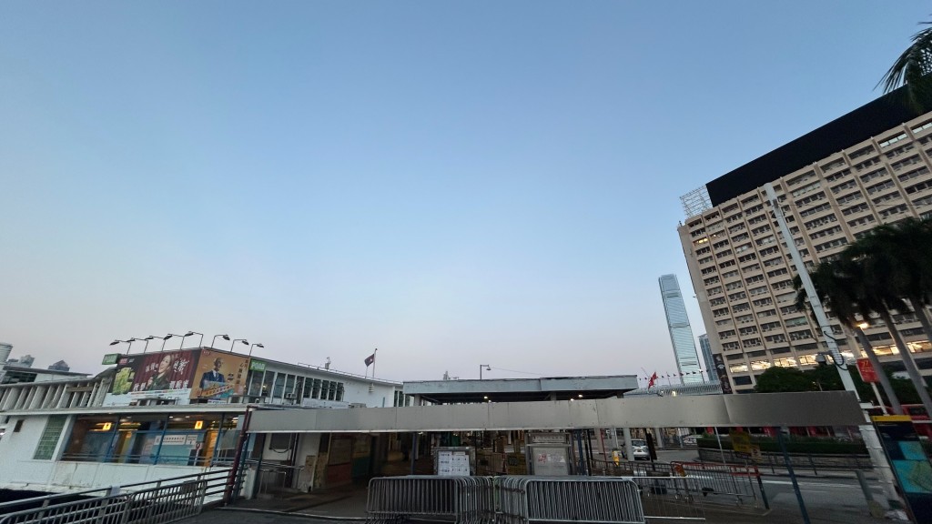 日間乾燥及炎熱,市區最高氣溫約32度,新界再高一兩度。蔡楚輝攝 日間乾燥及炎熱,市區最高氣溫約32度,新界再高一兩度。蔡楚輝攝
