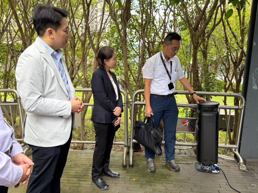 「吞天蛙」透過二氧化碳及溫度模擬人體呼吸,以吸引蚊子主動飛近;其內置的紫外線燈亦可輔助引誘蚊子。 「吞天蛙」透過二氧化碳及溫度模擬人體呼吸,以吸引蚊子主動飛近;其內置的紫外線燈亦可輔助引誘蚊子。