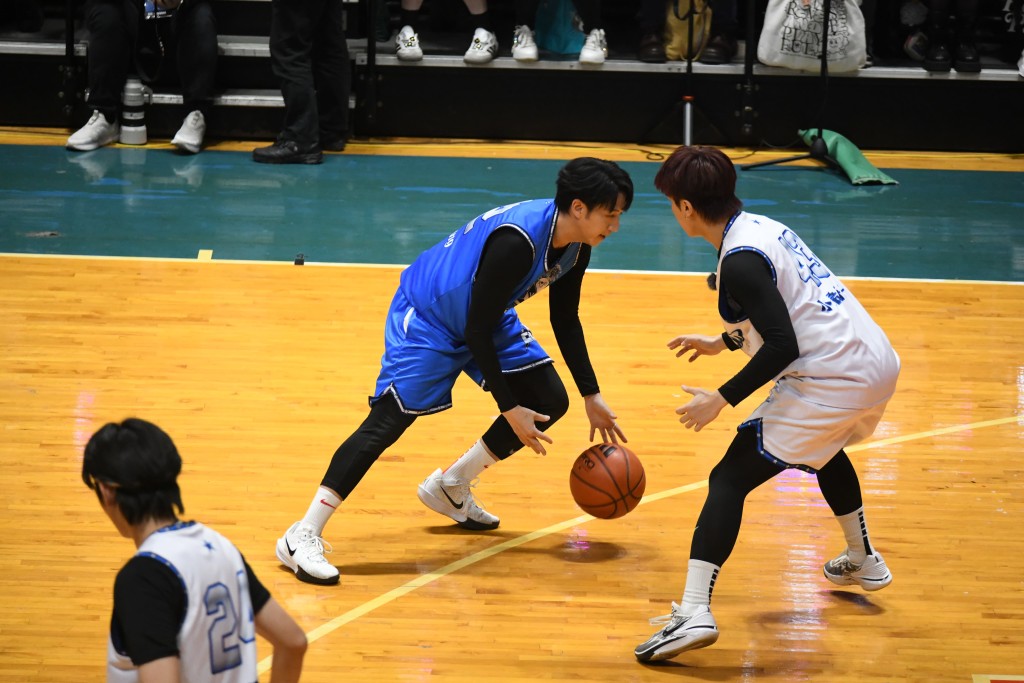 馮允謙欲擺脫對手。 馮允謙欲擺脫對手。