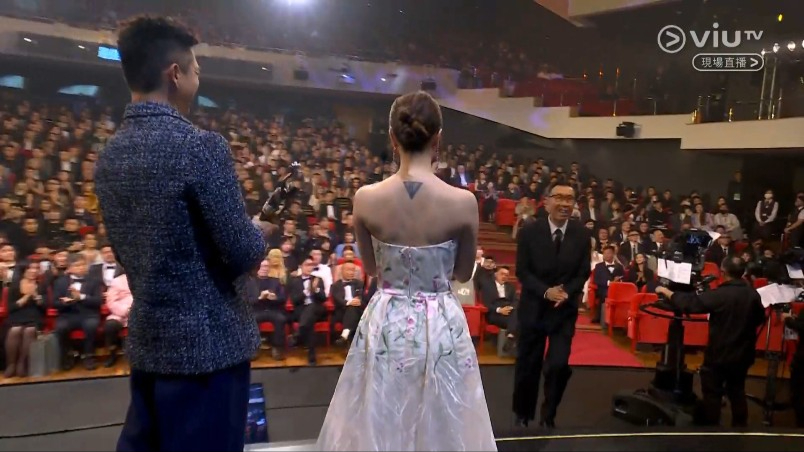 吴冰与柯炜林颁发最佳摄影奖，最终第42届香港电影金像奖最佳摄影奖由《金手指》潘耀明夺得。