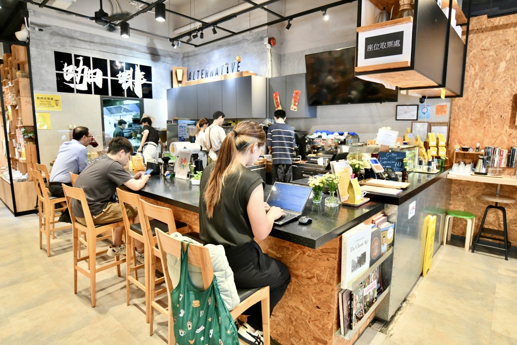 場內姊妹機構咖啡店逢星期日休息，她笑言如果沒有咖啡香，當日人流「可能相差一半」，凸顯了複合模式的協同效應。