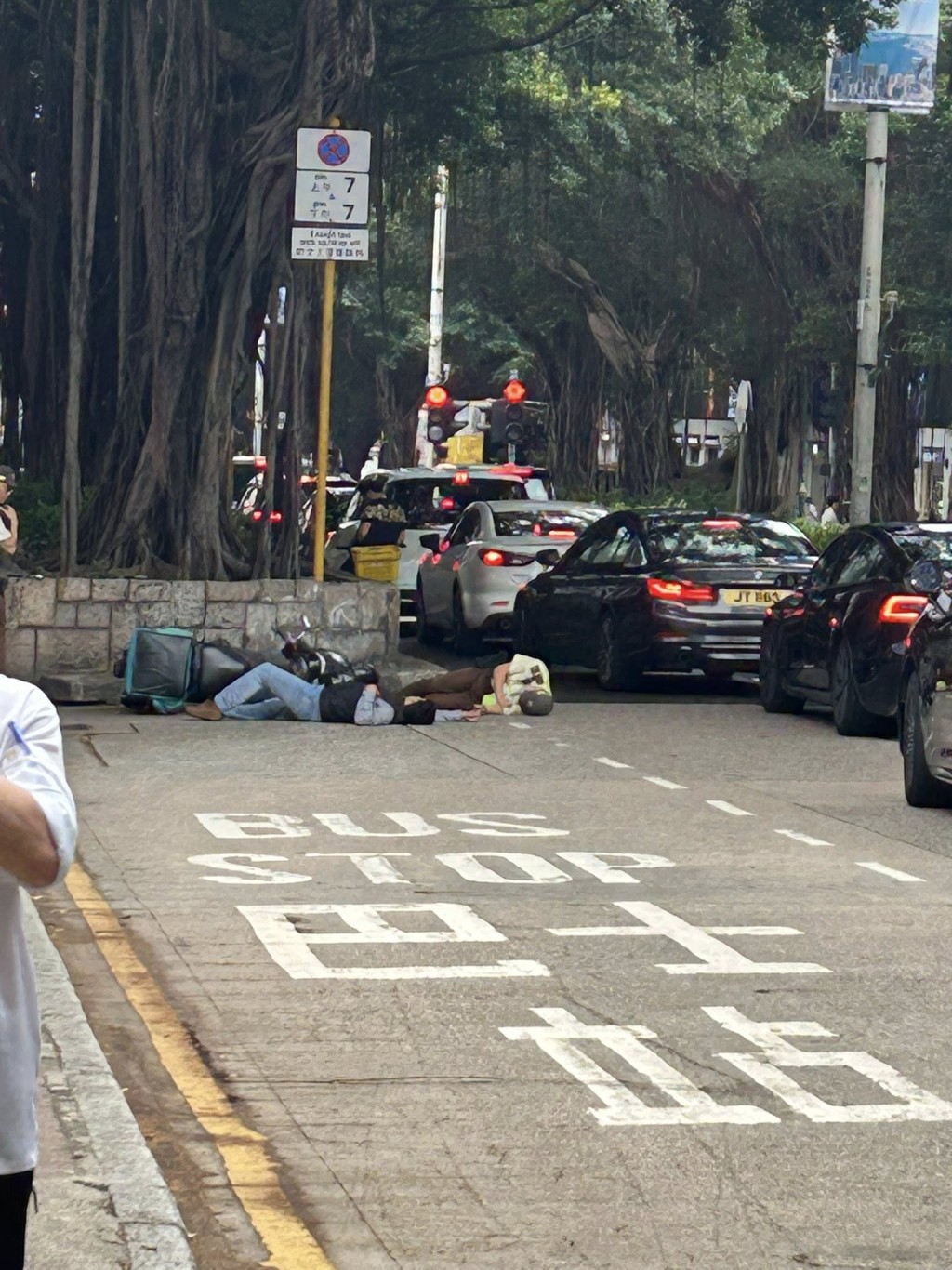 交通督導員腳部受傷。fb 馬路的事討論區